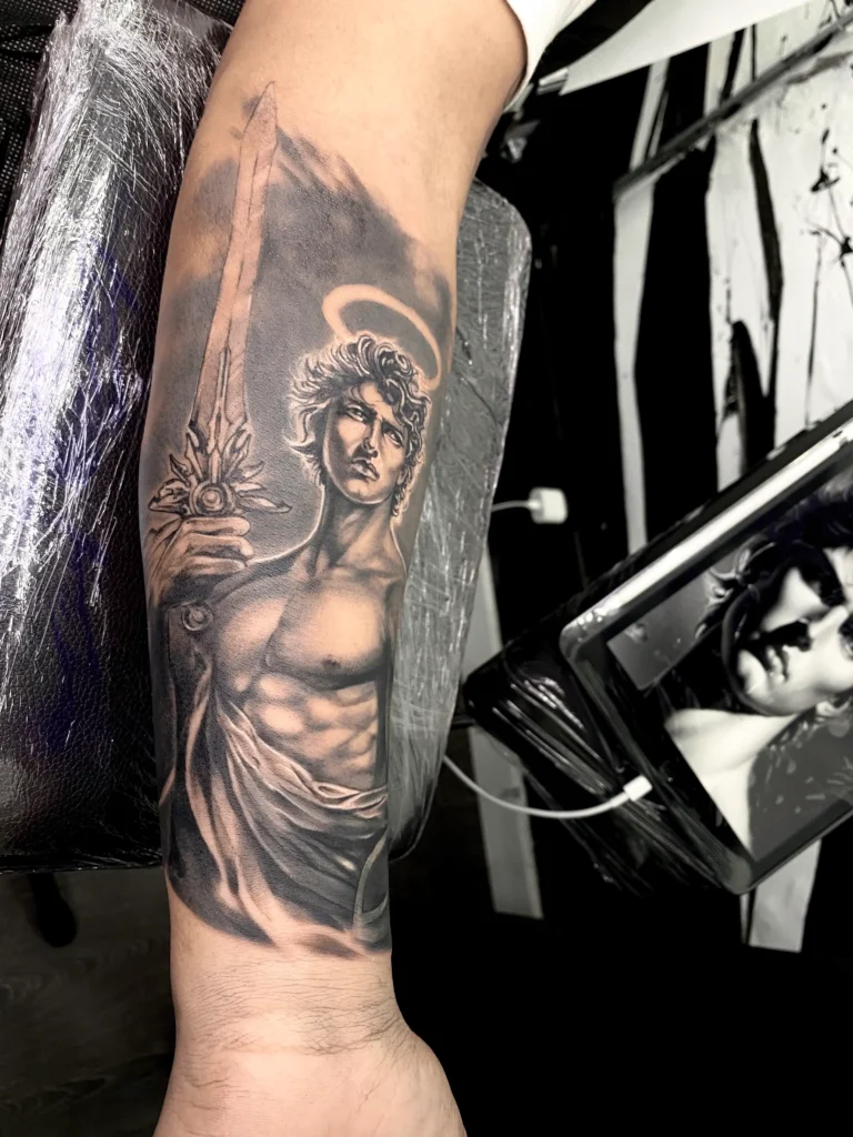 Cover de tatuaje en Valencia: pieza que transforma un tatuaje antiguo en obra de arte.