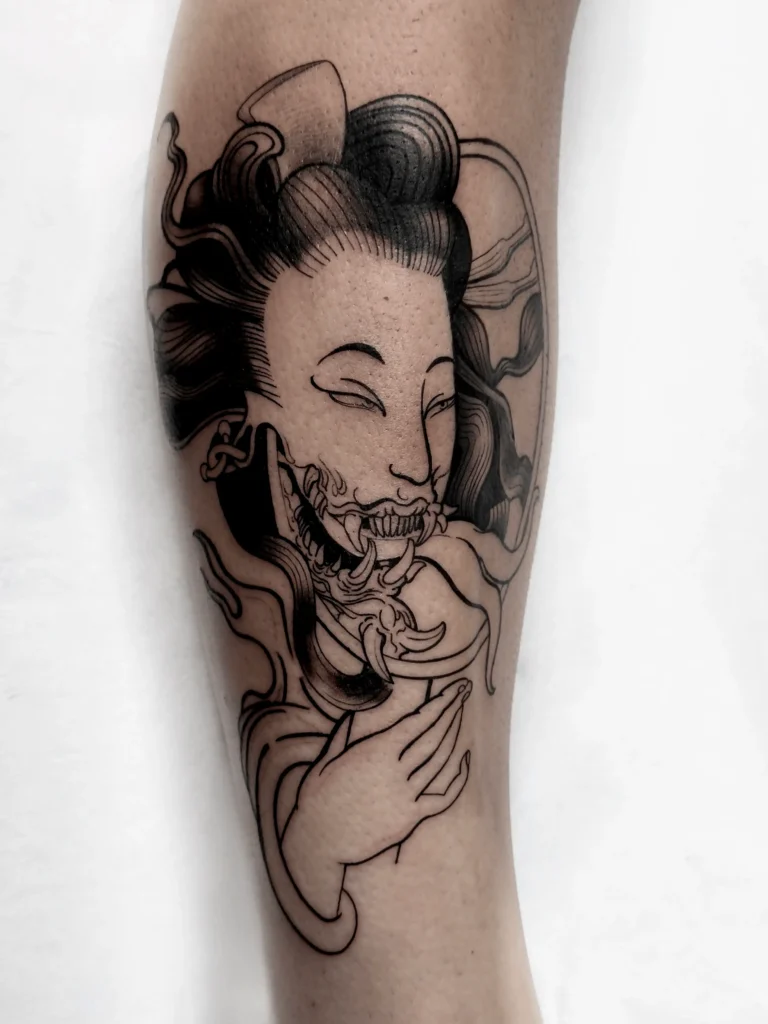 Yokai (espíritu o demonio japonés) tatuado en brazo
