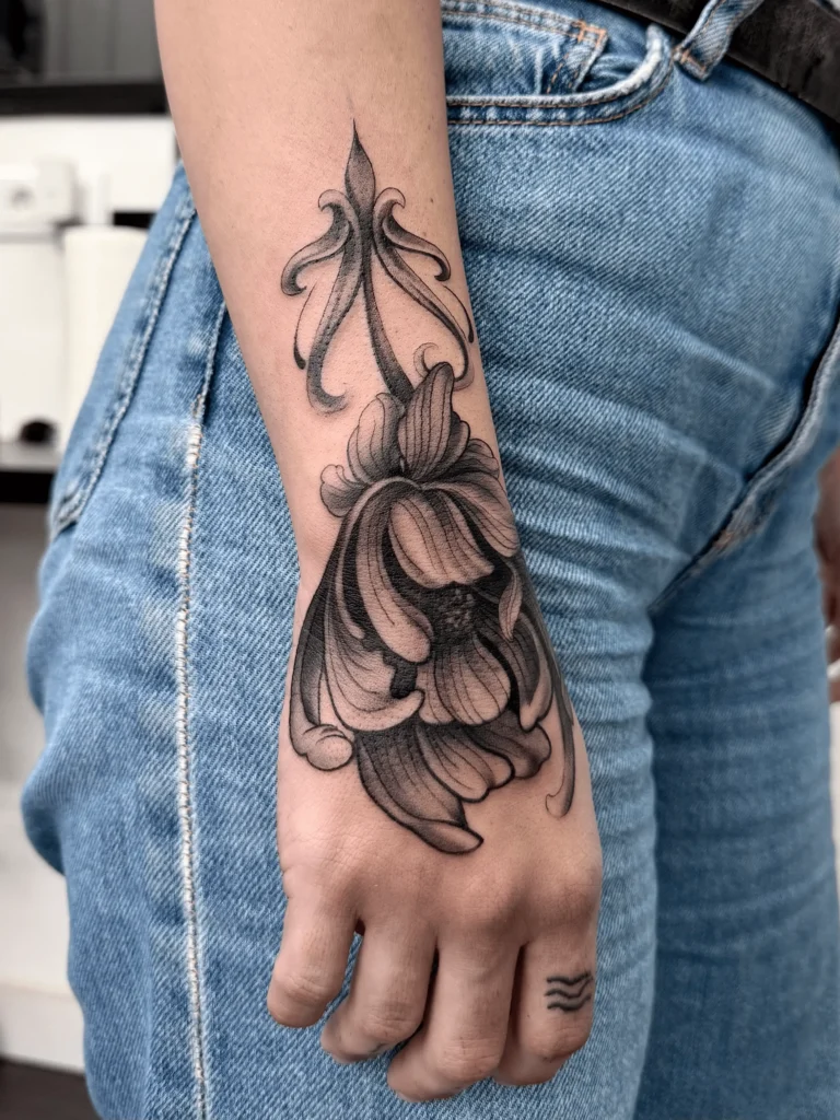Cover up con flor en mano de mujer