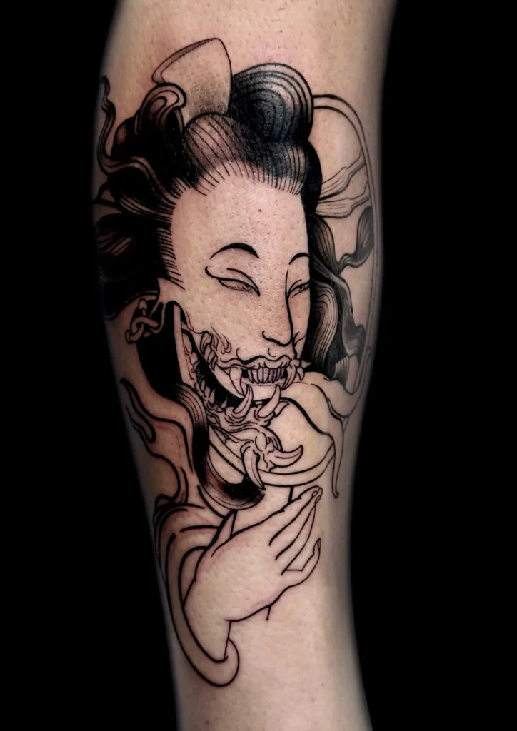 Tatuaje neoriental japonés en negro de una geisha con mandíbula de demonio hannya y una mano en gesto de rezo